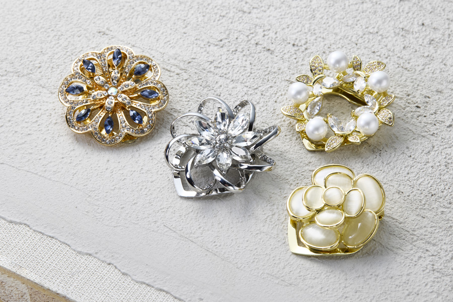 パールやビジューを使用したスカーフクリップ