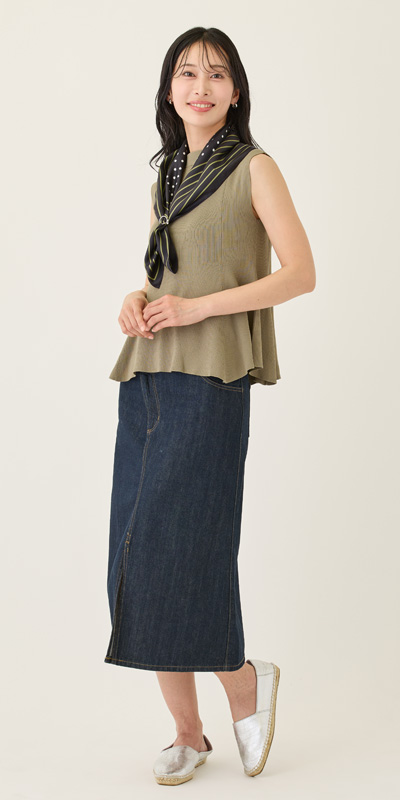 スカーフリングを使ったスカーフアレンジコーデ全身