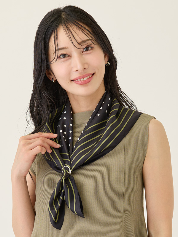 スカーフリングを使ったスカーフアレンジコーデ