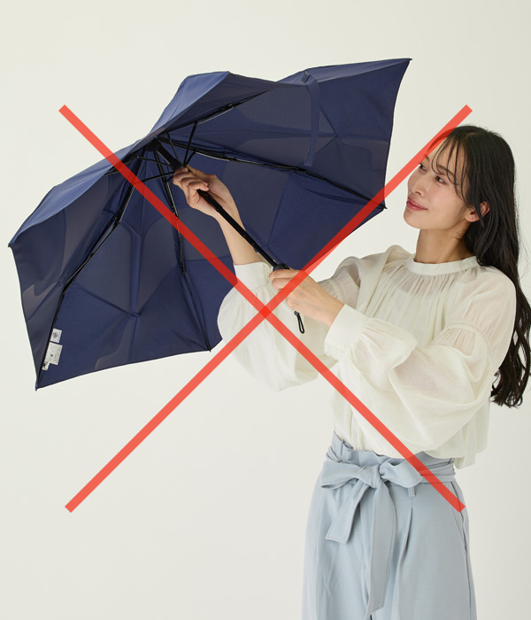 自動開閉傘は手で閉じないでください