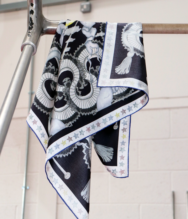SWASH LONDONの幻想的なスカーフ「Aerial」
