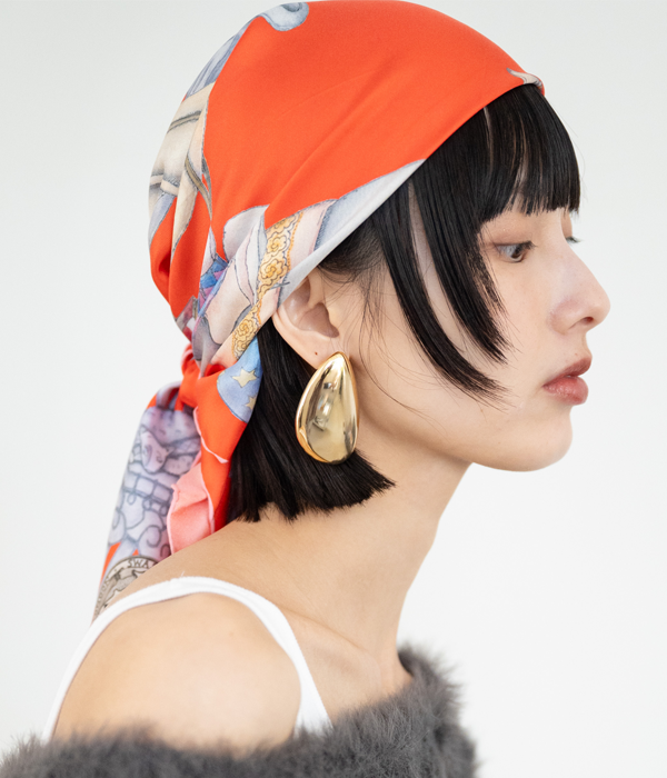 SWASH LONDONのサーカスの行進を描いたスカーフ