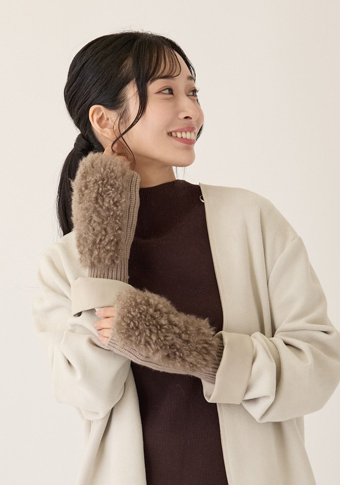 柔らかなカシミヤの巻き毛が印象的なファーグローブ