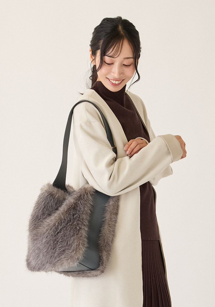 グレーのレザーとファーとのコンビが絶妙なファーバッグ